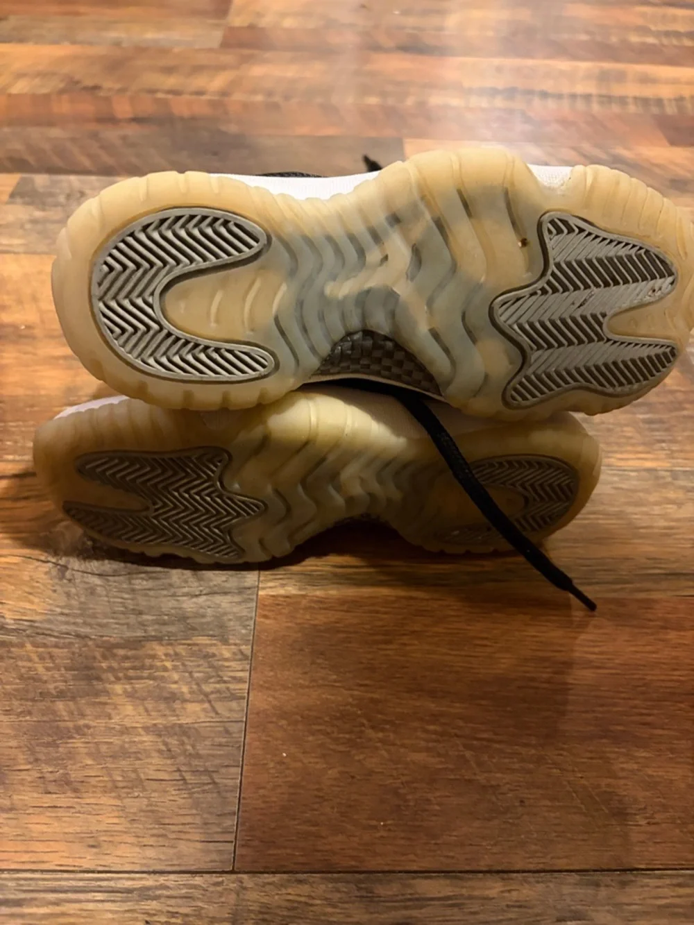 Air Jordan 11 Retro Black/White with Gum Sole Kids Size 4Y - Picture 6 of 8